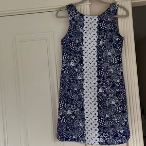 Size 8 lily pulitzer dress.  Runs small, more like a 4 or 6.